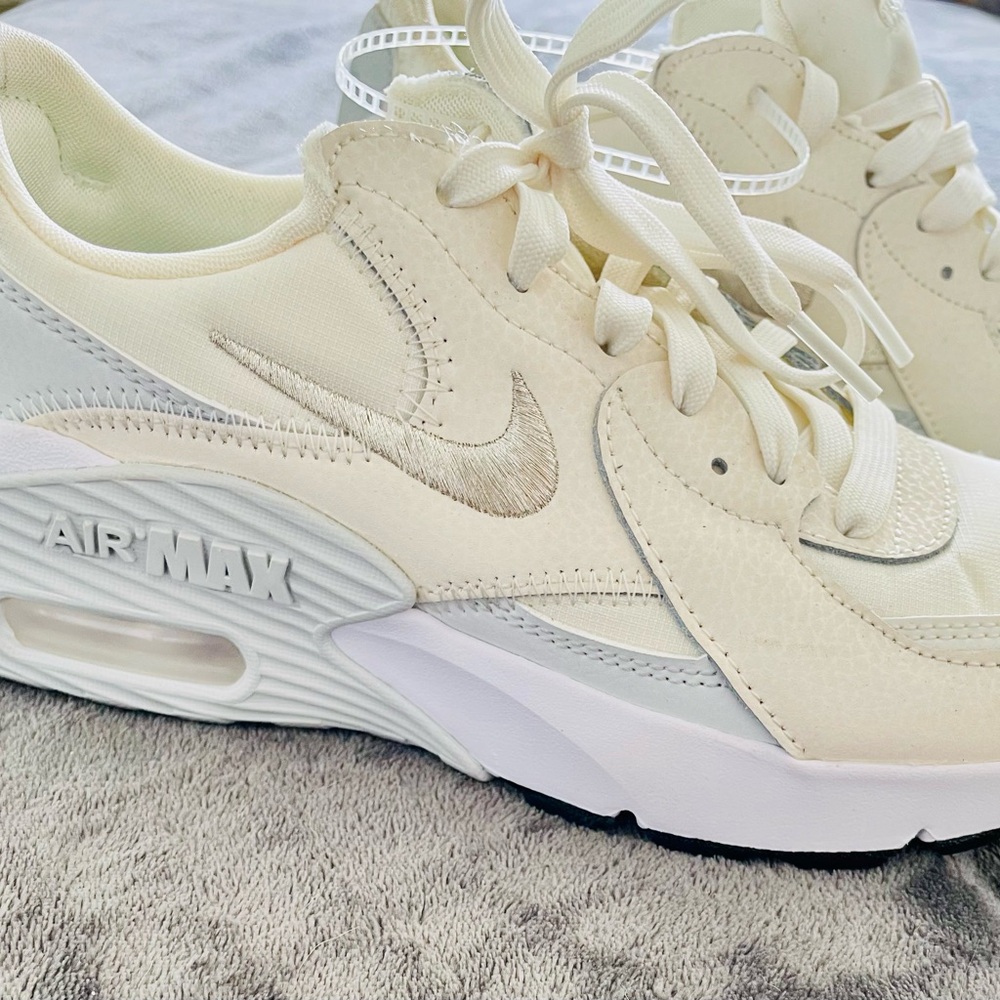 Nike Air Max men’s or women’s White and Cream Sneakers NWT